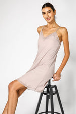 KENNETH COLE - כותונת בגימור תחרה בצבע חום - MASHBIR//365