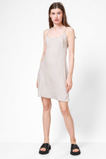 KENNETH COLE - כותונת סאטן בצבע בז' - MASHBIR//365