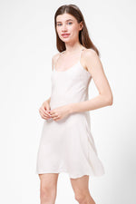 KENNETH COLE - כותונת סאטן בצבע לבן ורדרד - MASHBIR//365