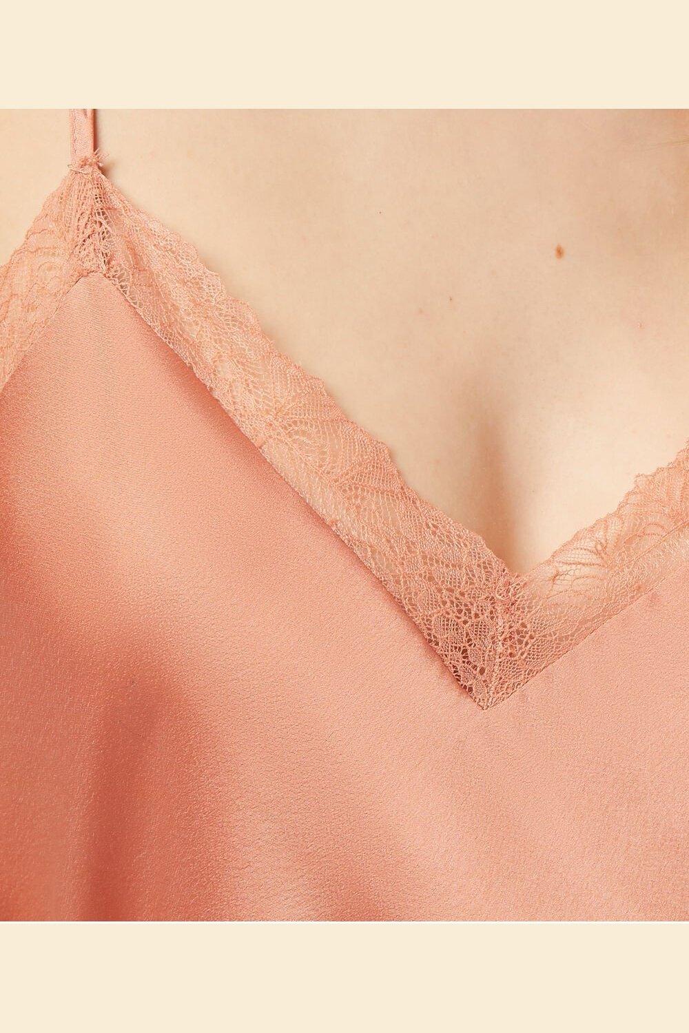 ETAM - כותונת סאטן בשילוב תחרה SENTIMENT בצבע אפרסק - MASHBIR//365