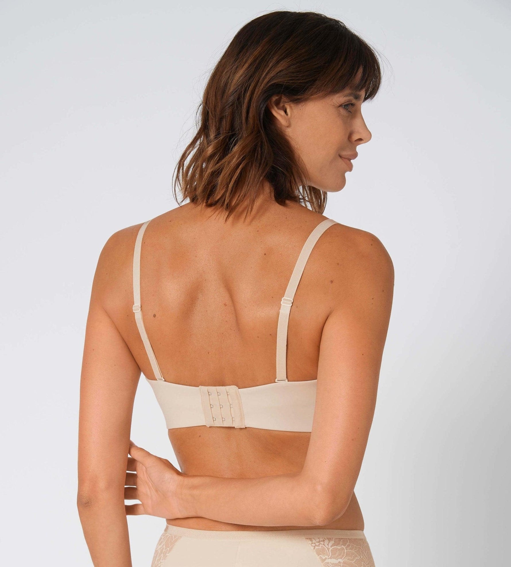 TRIUMPH - חזיית סטרפלס תחרה Amourette Charm WD קרם - MASHBIR//365